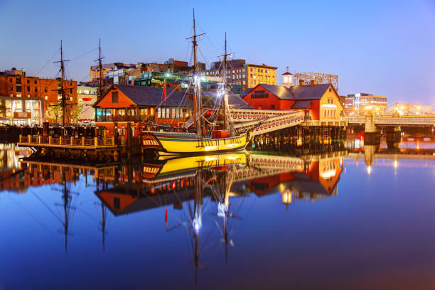 boston tea party barcos a lo largo del waterfront - boston harbor fotografías e imágenes de stock