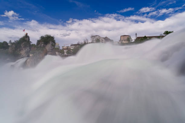 agua suave que fluye en la cascada rheinfall en schaffhausen, suiza. la cascada más grande de europa. - large waterfall fotografías e imágenes de stock