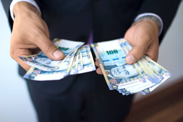 hombre de negocios en un traje contando 100 soles facturas, concepto de moneda peruana - peruvian paper currency fotografías e imágenes de stock