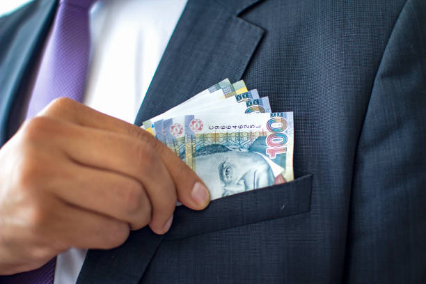 hombre de negocios en un traje ocultando 100 soles facturas, concepto de moneda peruana - peruvian paper currency fotografías e imágenes de stock