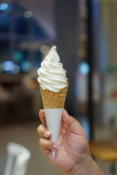 crème glacée au fromage premium soft serve - soft serve ice cream photos et images de collection