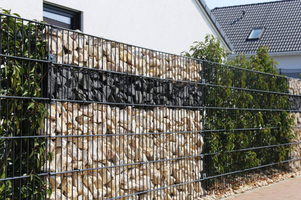 ガビオンフェンスの壁 - gabion wall ストックフォトと画像