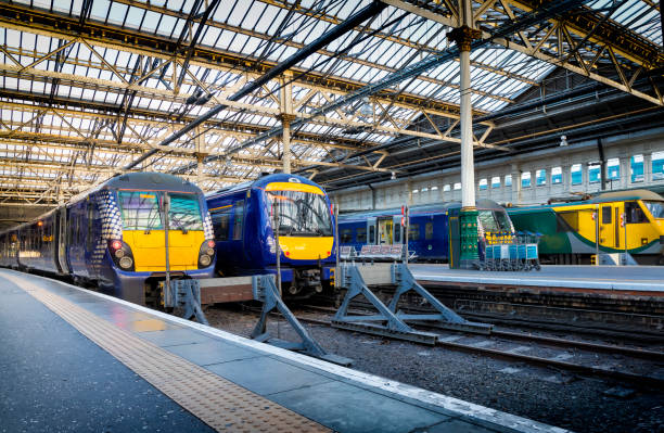 treni alla stazione di waverley a edimburgo, scozia - stazione ferroviaria di waverley foto e immagini stock