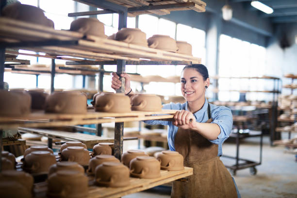 陶芸スタジオで働く女性。 - potter small business pottery happiness ストックフォトと画像
