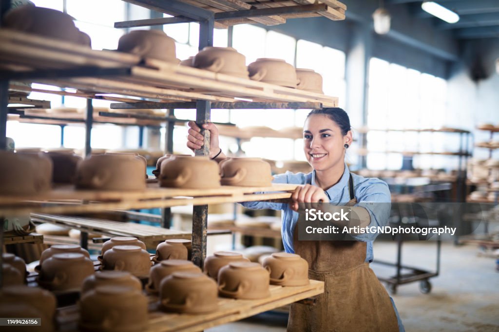 Mulher que trabalha no estúdio da cerâmica. - Foto de stock de Cerâmica royalty-free