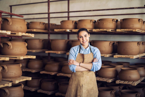 陶芸スタジオで微笑む若い女性のポートレート。 - potter small business pottery happiness ストックフォトと画像