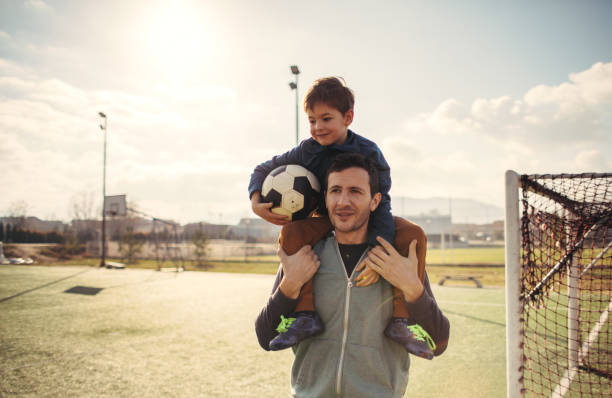 ojciec i syn na boisku piłkarskim - soccer ball youth soccer event soccer zdjęcia i obrazy z banku zdjęć