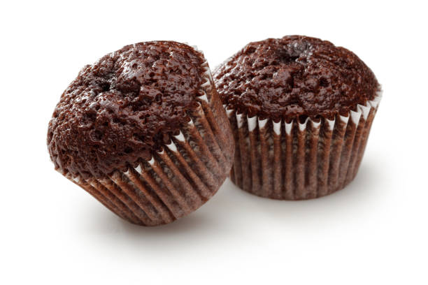 cupcake de chocolate aislado en blanco - biscuit brown cake unhealthy eating fotografías e imágenes de stock