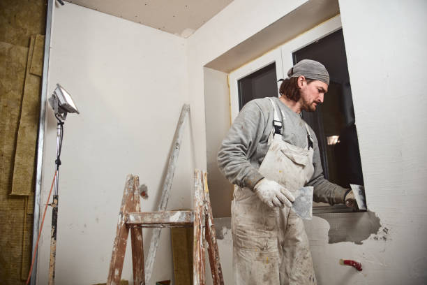 istock Workman plastering gypsum walls inside the house. 1149432779