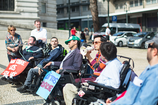 The march of disabled people) Demanding compliance with rights in terms of personal assistance, housing, employment, education, transport.