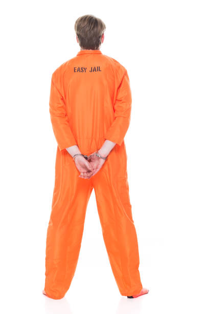 prisionero masculino que llevaba esposas - orange uniform fotografías e imágenes de stock