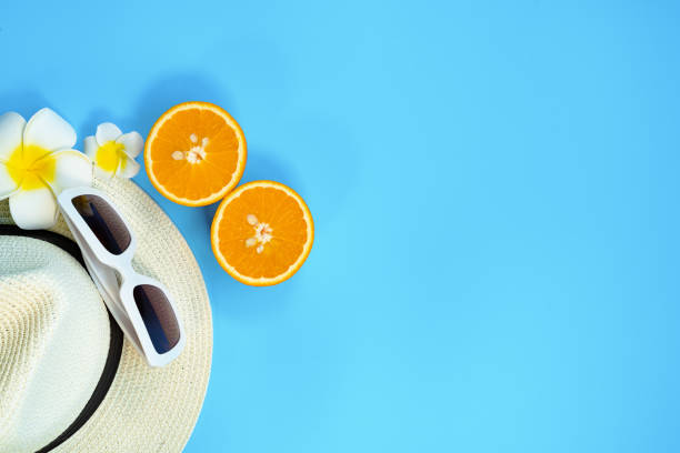 красивый летний отдых, пляжные аксессуары, солнцезащитные очки, шляпа и оранжевый на синем фоне - shell starfish orange sea стоковые фото и изображения