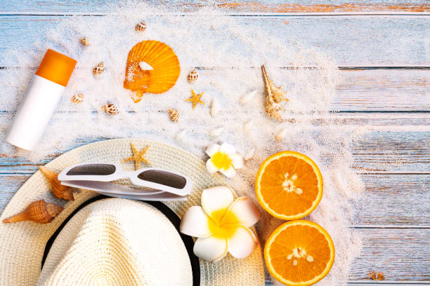 красивый летний отдых, пляжные аксессуары, солнцезащитные очки, шляпа и раковины на деревянном фоне - shell starfish orange sea стоковые фото и изображения