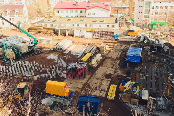 gru e cantiere contro cielo blu. - formwork concrete curb cement foto e immagini stock