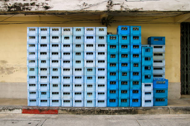 cajas de botellas de agua de bebida - packaging bottle plastic wine fotografías e imágenes de stock