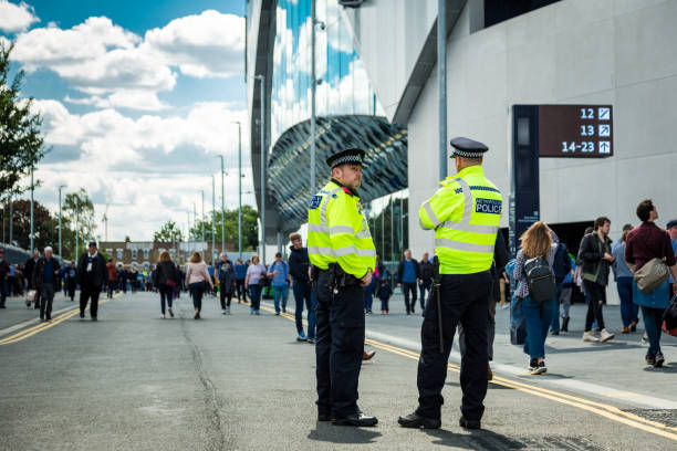 metropolitan police outside new tottenham hotspur stadium am spieltag, london, uk - football police officer crowd stock-fotos und bilder