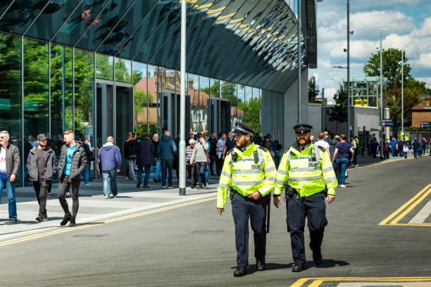 polícia metropolitana fora do estádio novo de tottenham hotspur no dia do fósforo, londres, reino unido - football police officer crowd - fotografias e filmes do acervo