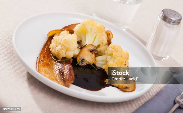 Coliflor Con Vientre De Cerdo Asado Y Setas Foto de stock y más banco de imágenes de Alimentar - Alimentar, Alimento, Alimentos cocinados