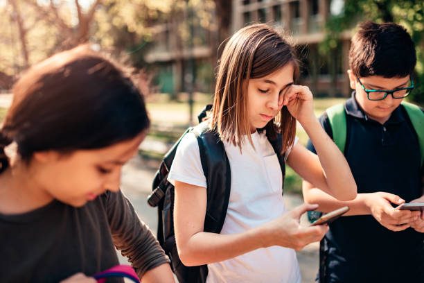 schulmädchen mit allergien reiben auge und mit smartphone - touching children only day europe stock-fotos und bilder