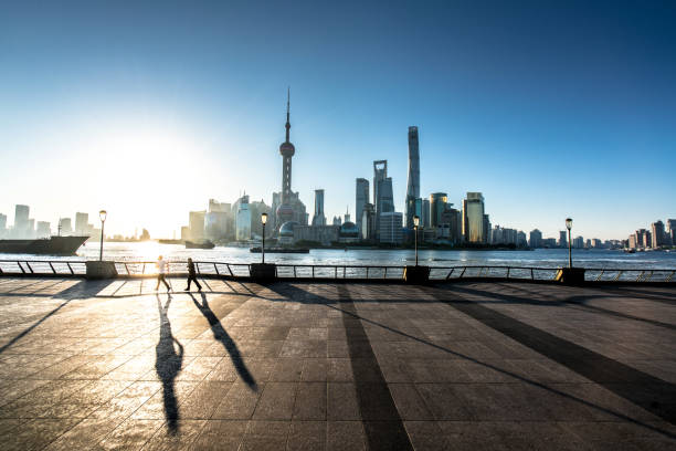 朝、上海の外灘 - china shanghai business people ストックフォトと画像