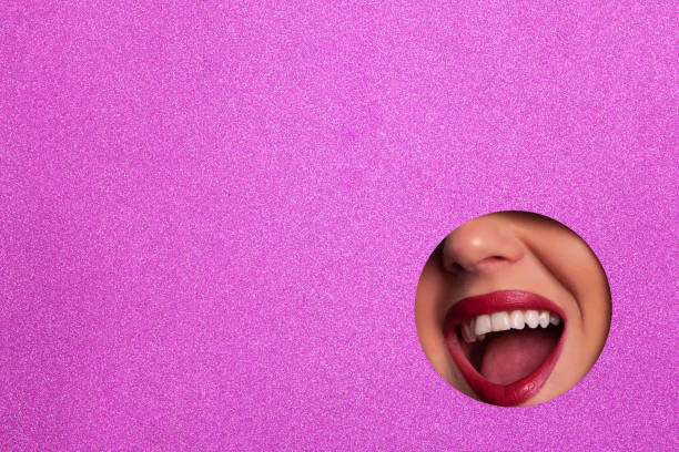 Bright red lips through shimmer violet paper background. Surprised girl, emotions. Make up artist, beauty concept. Ready to party. Cosmetics sale. Beauty salon advertising banner with copy space. labios de color rojo brillante a través de fondo de papel violeta brillo. chica sorprendida, emociones. maquillaje artista, concepto de belleza. listo para la fiesta. venta de cosméticos. banner publicitario de salón de belleza con espacio de copia