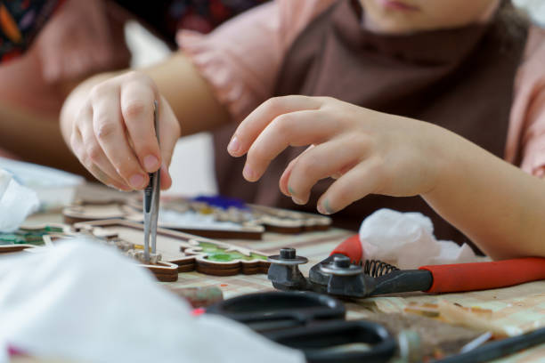 o artista das mãos da criança recolhe o fim do mosaico acima - mosaic human hand craft artist - fotografias e filmes do acervo