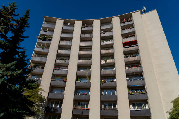 concrete skyscraper with balconies and blue sky - east berlin germany plattenbau apartment skyscraper imagens e fotografias de stock