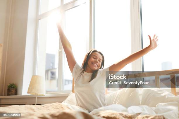 Gemischte Rasse Frau Freude Am Morgen Stockfoto und mehr Bilder von Schlafen - Schlafen, Aufwachen, Glücklichsein