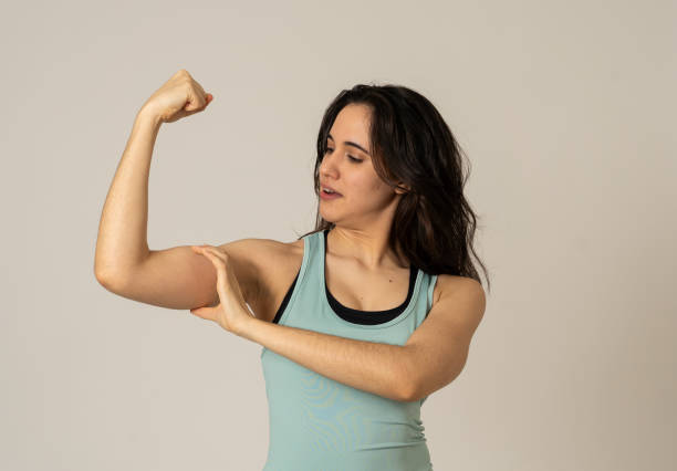 Cheerful latin strong woman in sportswear looking healthy and sexy. Portrait of fit young woman wearing gym top posing happy and funny in stretching and workout poses In Fitness and Body care concept. alegre mujer latina fuerte en ropa deportiva de aspecto saludable y sexy. retrato de mujer joven que lleva la parte superior del gimnasio posando feliz y divertido en el estiramiento y poses de entrenamiento en fitness y body care concepto.