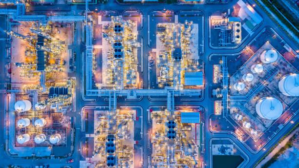 vista superior de la refinería de petróleo - industry refinery gas refinery petrochemical plant fotografías e imágenes de stock