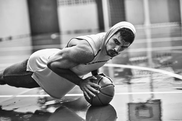 man exercising on a rainy day - basketball sport storm star imagens e fotografias de stock