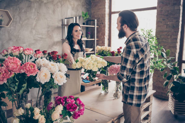 nahaufnahme foto schön sie ihre dame fragen, kaufen ihn seinen macho kerl suchen suche fand perfekte komposition handgemachte haufen frische blumen frau mama geschenk urlaub kleine blumenladen - single flower close up flower head rose stock-fotos und bilder