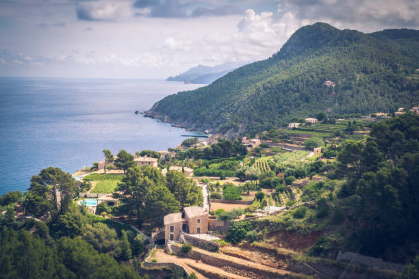 port de valdemosa, majorque, espagne. océan, montagnes et nuages. - valldemossa photos et images de collection