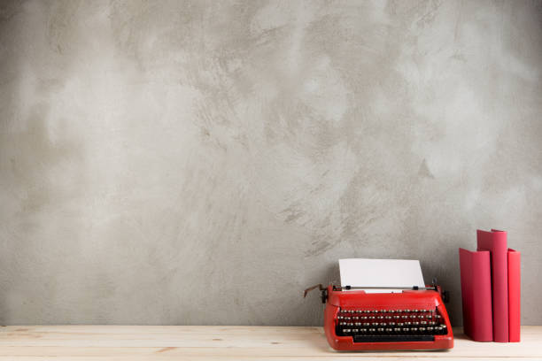 máquina de escribir vintage y libros en la mesa con papel en blanco en el escritorio de madera - typewriter journalist writing report fotografías e imágenes de stock