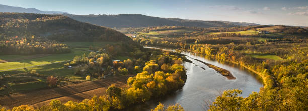 pennsylvania tal und fluss panorama im herbst - nobody aerial view landscape rural scene stock-fotos und bilder