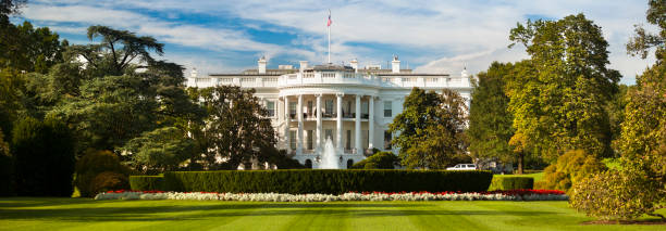 アメリカ合衆国ワシントン dc のホワイトハウス・パノラマ - washington dc day white house american flag ストックフォトと画像