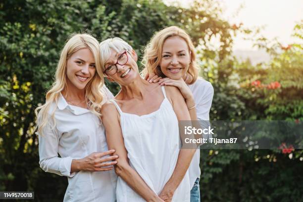 Drei Frauen Genießen Im Freien Reden Und Lachen Stockfoto und mehr Bilder von Frauen - Frauen, Nur Frauen, Familie mit mehreren Generationen