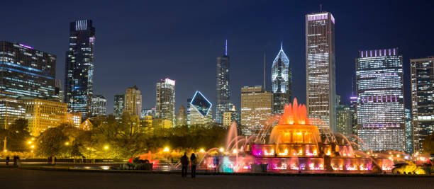chicago buckingham fountain panoramic at night - chicago fountain skyline night imagens e fotografias de stock