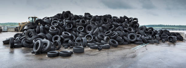 pila de neumáticos de caucho usados panorama - tire old rubber heap fotografías e imágenes de stock