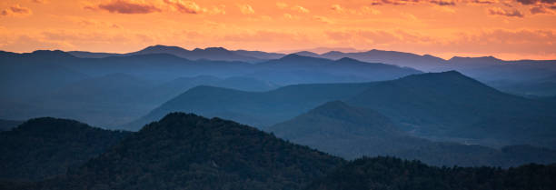 vista panorámica vista panorámica de blue ridge mountains - blue ridge mountains fotos fotografías e imágenes de stock