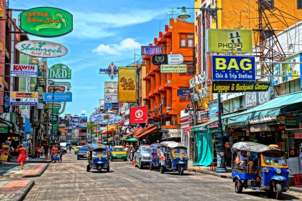 la famosa calle khao san en el distrito histórico de phra nakhon en bangkok, tailandia - khao san road fotografías e imágenes de stock