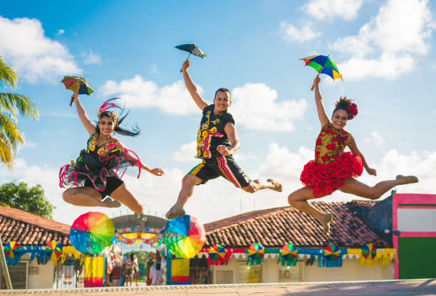 tänzer springen im brasilianischen karneval - samba dancing stock-fotos und bilder