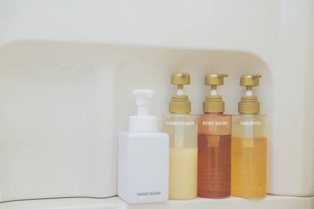 toilet bag met reisbenodigdheden, kleine plastic flessen hygiëne producten en zeep, - hotel shampoo stockfoto's en -beelden