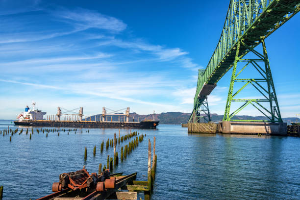 아스토리아 메 러 브리지 및 탱 커 쉽 - astoria washington bridge 뉴스 사진 이미지