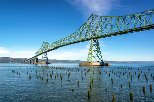 아스토리아 메 러 브릿지 뷰 - astoria washington bridge 뉴스 사진 이미지