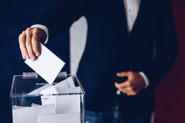 eleições na frança. homem que joga seu voto na caixa de cédula. - voting election voting ballot choice - fotografias e filmes do acervo