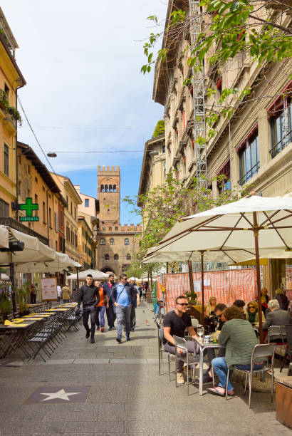 pequeña calle con cafetería que conduce a la piazza maggiore y palazzo re enzo en bolonia, italia - enzo fotografías e imágenes de stock