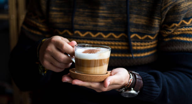 uomo che ha una tazza di caffè - coffee hot drink cup teaspoon foto e immagini stock