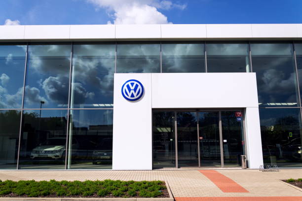 logo dell'azienda volkswagen sull'edificio concessionario - volkswagen tiguan foto e immagini stock