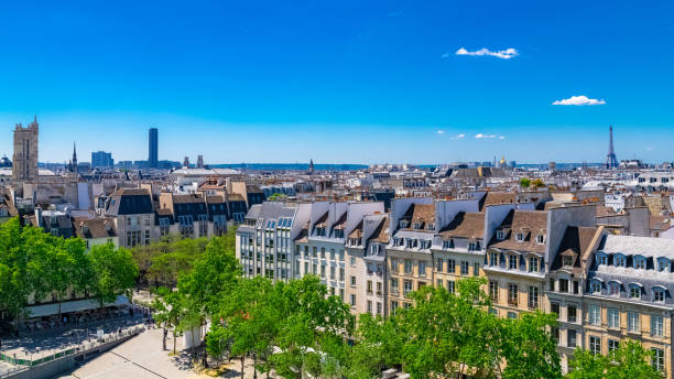 paryż, typowe dachy w marais - paris france roof apartment aerial view zdjęcia i obrazy z banku zdjęć